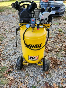Dxcm301 Dewalt 1.6 Hp 30 Gal 155 Max Psi 1-stage Oil-lube Air Compressor Mint