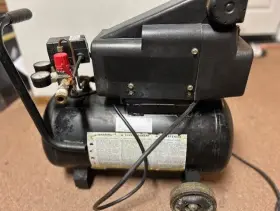 Db1552 Durabuilt Mac700 Model 6 Gal. Air Compressor And 50 Foot Hose
